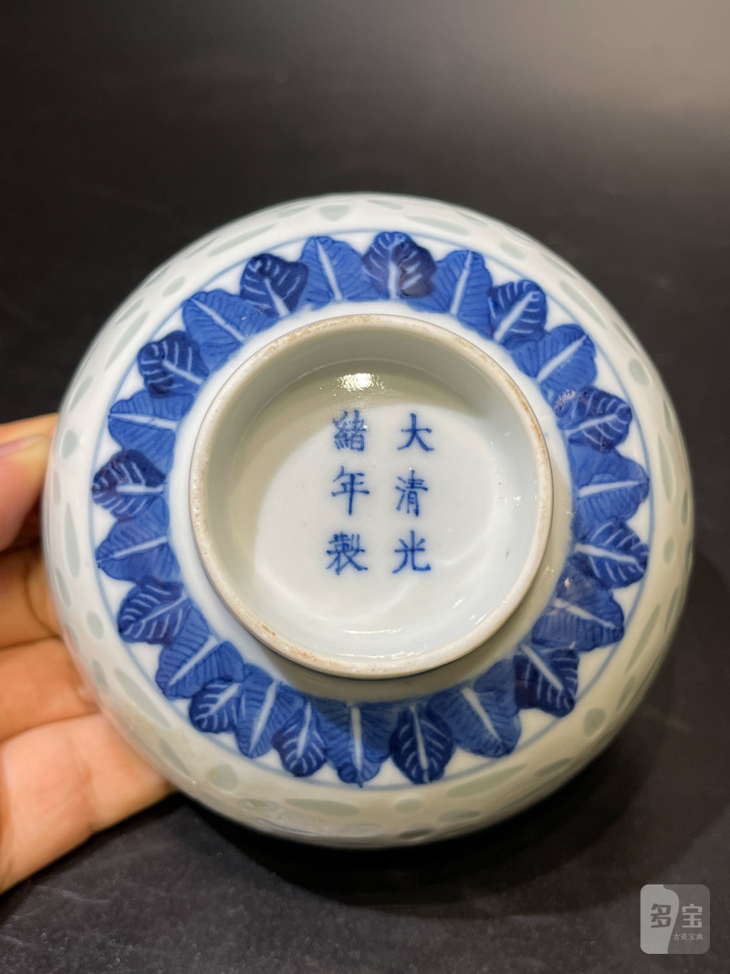 清光绪 青花暗八仙纹玲珑瓷碗 - 图9
